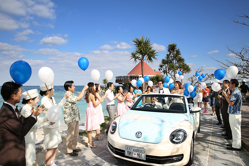 リゾートウエディング新セレモニー☆青い海と空の下、オープンカーでビーチをパレード