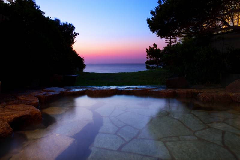 2023年10月18日（水）TBSテレビ「東大王」秋の人気観光地コーナーにて、鳴門（なると）海峡の渦潮、「アオアヲ ナルト リゾート」海に昇る朝日を望む露天風呂が紹介されました。