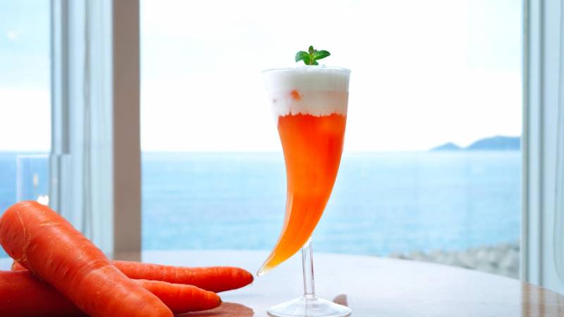 2025年4月12日（土）～5月31日（土）【徳島の春にんじんフェア】を初開催。生産量日本一徳島の春にんじんは、なぜ甘い？えぐみが少なく、やわらかくて甘い春にんじん。徳島の技と情熱が育んだ春の味。アオアヲ ナルト リゾート5つのレストランでは、32の料理・スイーツ・ドリンクが楽しめます。フェア初日4月12日＜徳島県にんじんの日＞は宿泊のお客様に、春にんじんドリンクを無料でご提供いたします。
