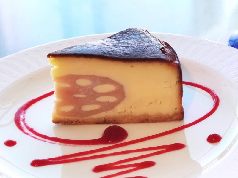 11月21日（金）四国放送テレビ「フォーカス徳島」全国３位の生産量を誇りシャキシャキ感とホクホク感が楽しめる旬の徳島レンコン特集。収穫体験と「アオアヲ ナルト リゾート」での多彩なレンコン料理が味わえる徳島れんこんフェアが紹介されました。蓮根飯やチップス、ステーキ、絶品スイーツなど、収穫最盛期の11月末まで開催中。