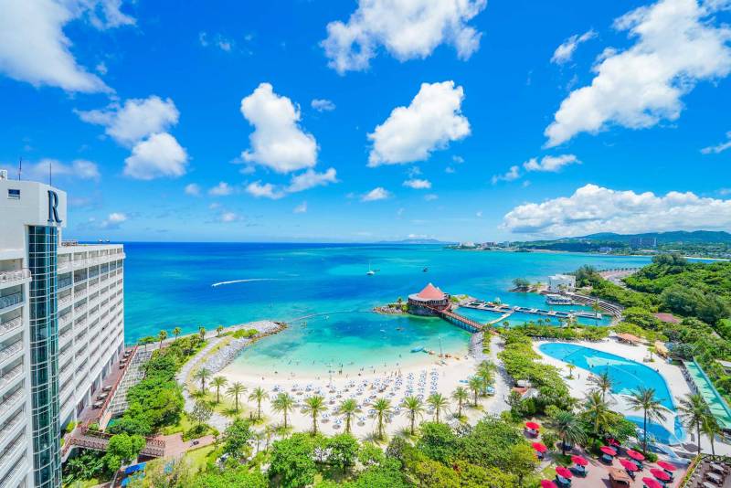 「琉球新報」朝刊に、ルネッサンス リゾート オキナワ　屋外プールでの人命救助活動について、金武消防での企業表彰記事が掲載されました。