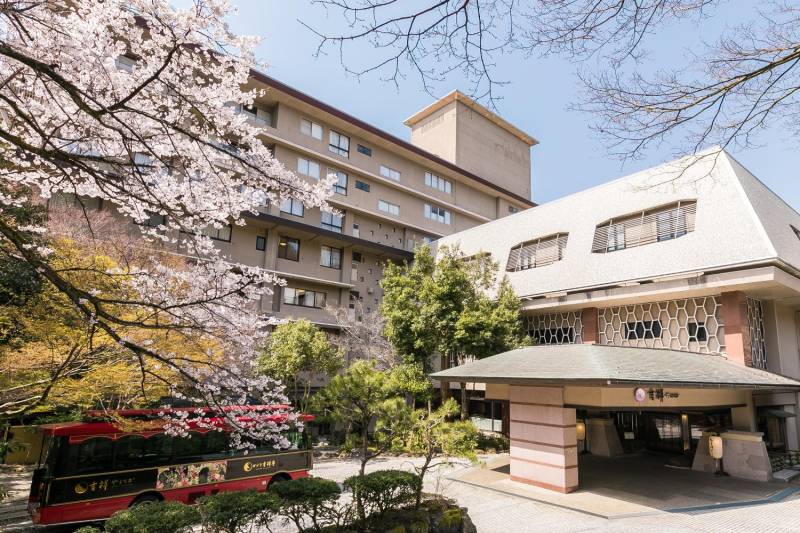 2026/3/23（月）フジTV「めざましテレビ」お花見シーズン到来～ガソリン高騰でレジャーや旅への影響を特集するコーナーにて、4月からの北陸ドライブ旅応援「吉祥やまなか」ガソリン券プレゼント付き宿泊プランが紹介されました。