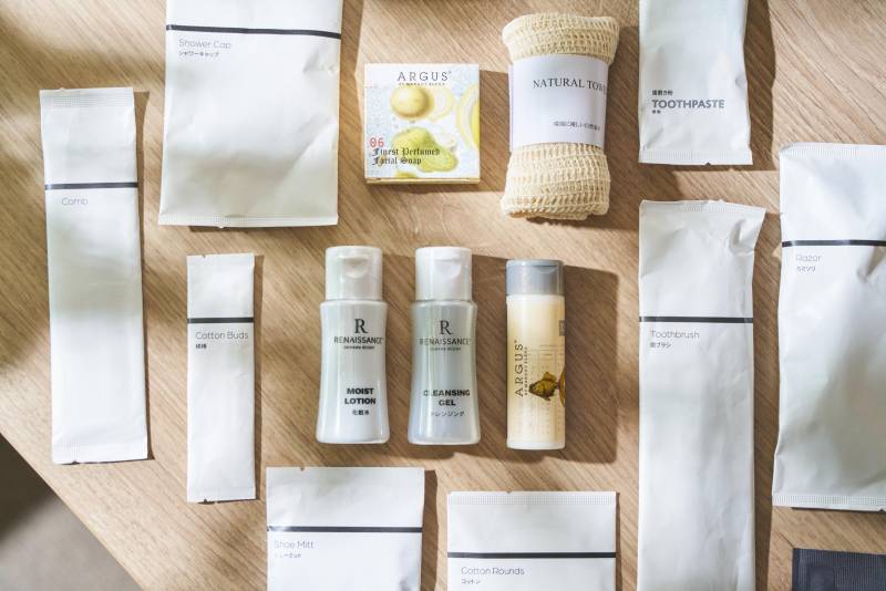 ルネッサンス リゾート オキナワ は、2026年4月1日より、エシカルなホテルアメニティを導入いたしました。環境に配慮した素材や紙パッケージの採用により、プラスチック使用量の削減を目的としています。当ホテルが属する「マリオット・インターナショナル」が掲げる、サステナビリティの指針「Serve360：Doing Good In Every Direction（あらゆる角度からの社会貢献）」に基づき、サステナブルでありながら、上質な滞在体験を損なわない仕様のアメニティで、沖縄の環境負荷低減、プラスチックごみ排出抑制をめざします。　 https://prtimes.jp/main/html/rd/p/000001005.000024632.html